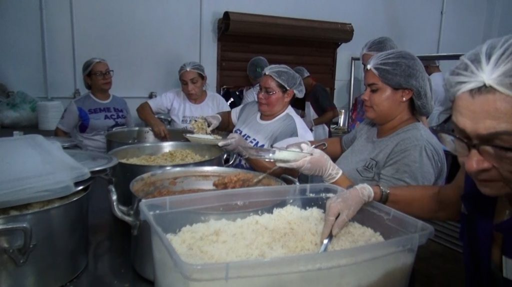 Prefeitura prepara mais de 3 mil refeições diárias para abrigados no Parque de Exposições