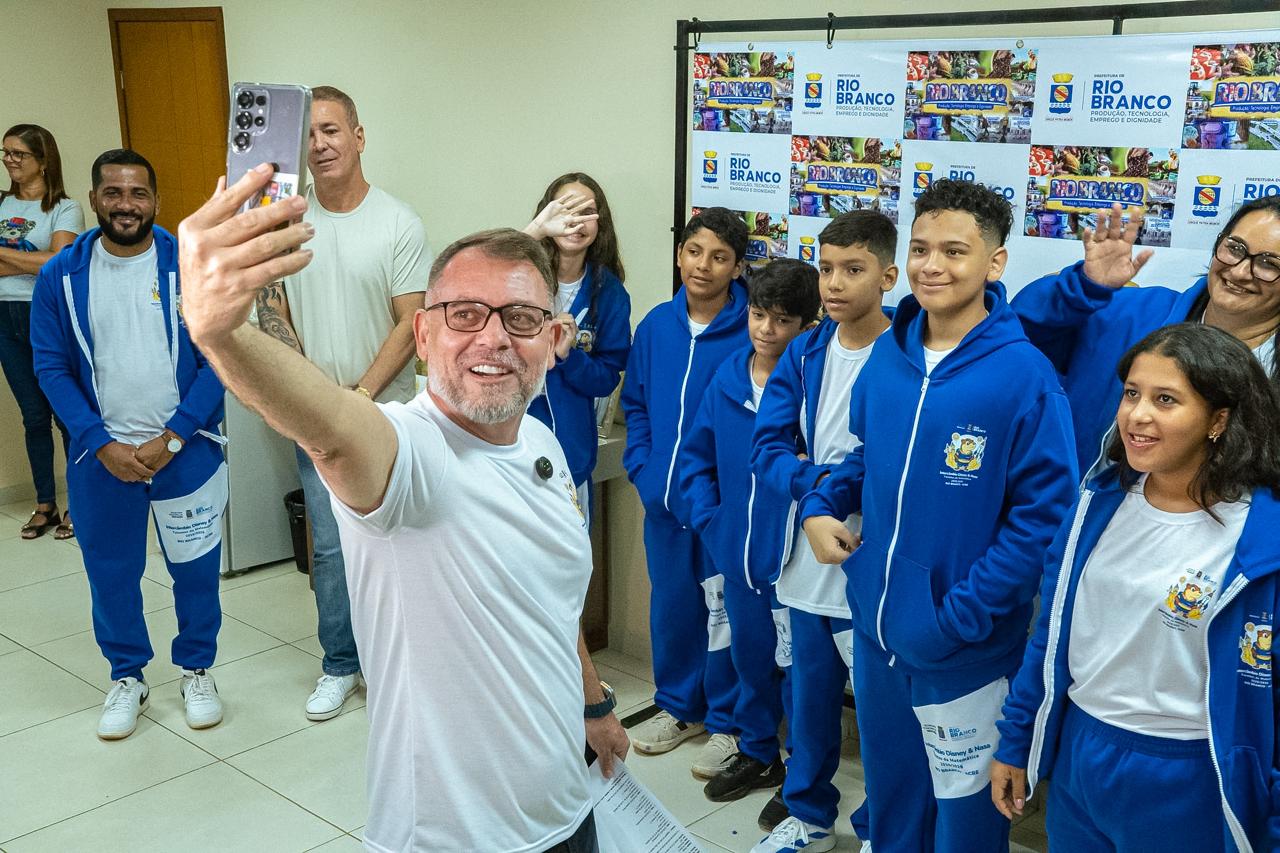 Estudantes de Rio Branco embarcam para Brasília e iniciam jornada rumo à NASA e Disney