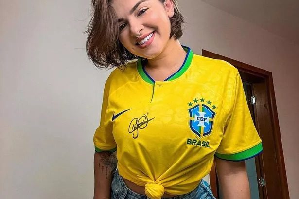 A influenciadora cai e diz que seu bumbum grande a impediu de se machucar