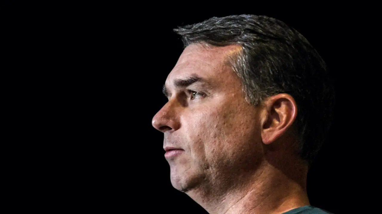 Financiamento de Vorcaro para filme de Bolsonaro vira drama eleitoral para Flávio